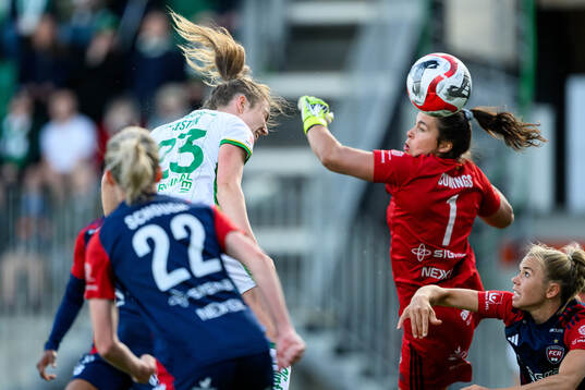 Hammarbys Emma Westin nickar en boll i mål som sedan döms bort