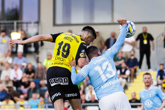 Malmö FFs Martin Olsson tar bollen med handen med straff