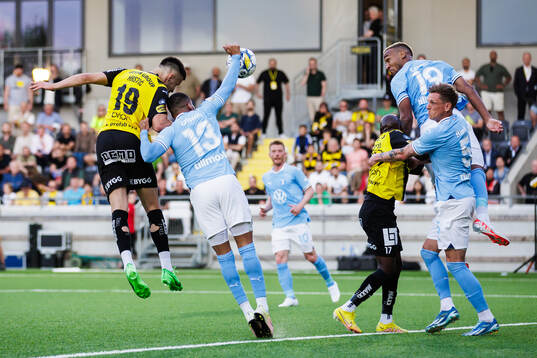 Malmö FFs Martin Olsson tar bollen med handen med straff