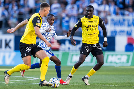 Mjällbys Arvid Brorsson och Seedy Imam Jagne mot IFK Göteborgs Malick Junior Yalcouye
