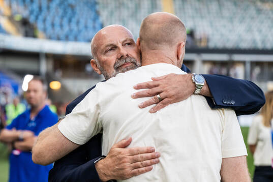 IFK Göteborgs klubbchef Håkan Mild och tränare Jens Berthel Askou jublar