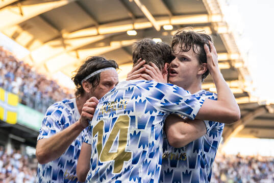 IFK Göteborgs Gustaf Norlin jublar med Kolbeinn Thordarson efter att han gjort 1-0