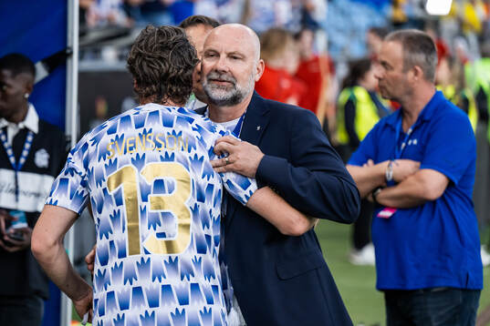 IFK Göteborgs klubbchef Håkan Mild och Gustav Svensson jublar