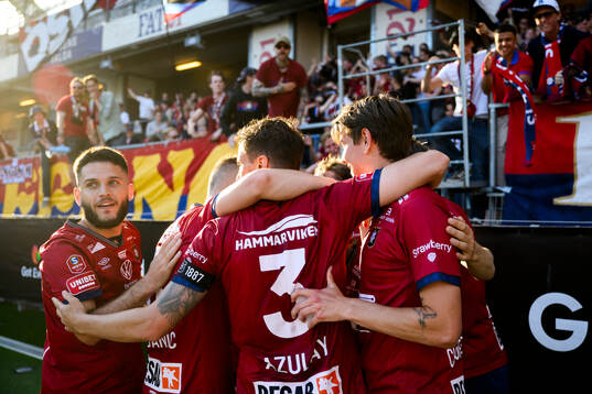 Örgrytes spelare jublar med målskytten Charlie Vindehall