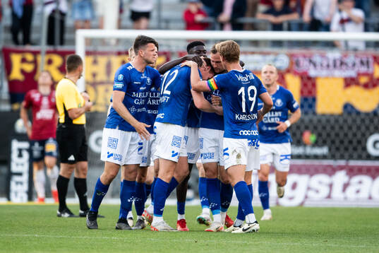 Trelleborgs Zander Hyltoft jublar med lagkamrater efter 1-2