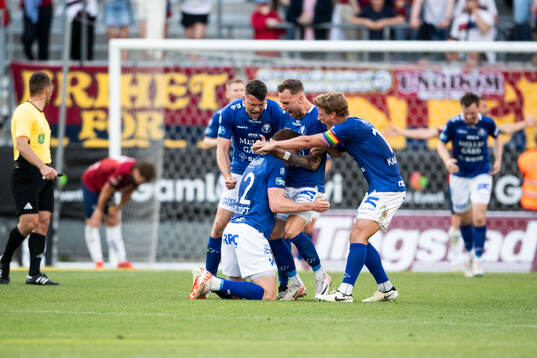 Trelleborgs Zander Hyltoft jublar med lagkamrater efter 1-2