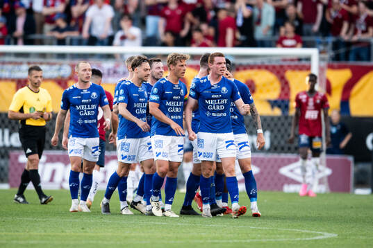 Trelleborgs Zander Hyltoft jublar med lagkamrater efter 1-2