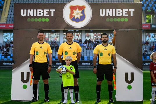 assisterande domare Elis Kvrgic , Domare Jovan Krsmanovic och assisterande domare Hana Mohammad Saleh tillsammans med matchen maskot