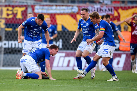 Trelleborgs spelare firar med målskytten Zander Hyltoft