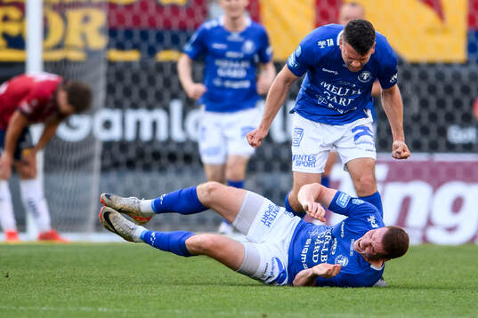 Trelleborgs målskytt Zander Hyltoft (liggande) firar tillsammans med Mattias Andersson efter 1-2