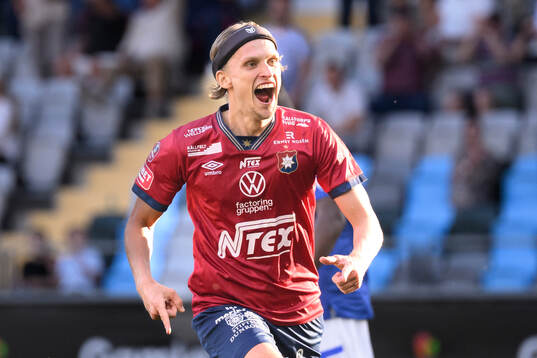 Örgrytes målskytt Charlie Vindehall jublar