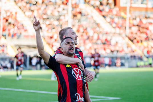 Östersunds Erick Brendon Pinheiro Da Silva och Michael Aduragbemi Oluwayemi jublar efter 4-3