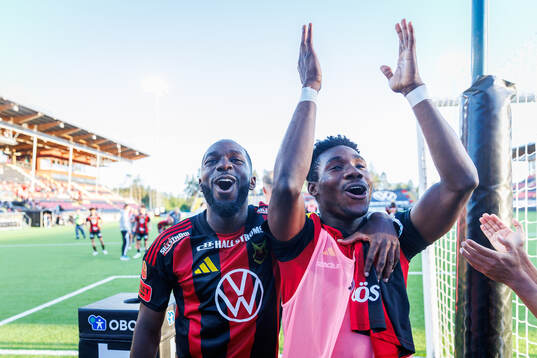 Östersunds Chrisnovic Isemoli N'sa jublar