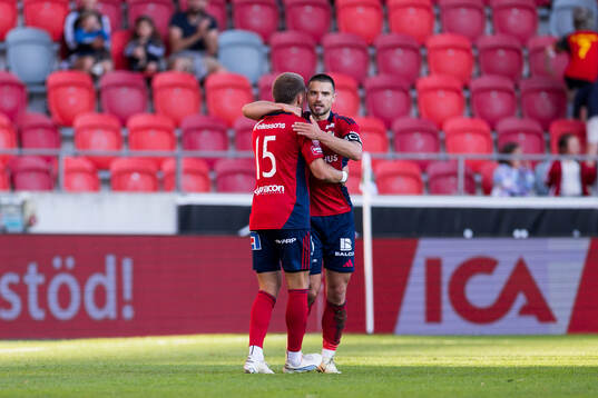 Östers Ivan Kricak och Vladimir Rodic jublar efter 1-1