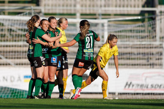 Varbergs BoISs Ellen Heurlin jublar med laget efter 2-1