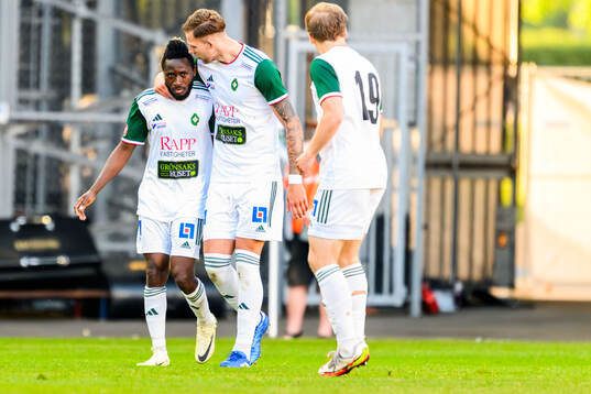 Skövde AIKs Mamudu Moro jublar med lagkamrater