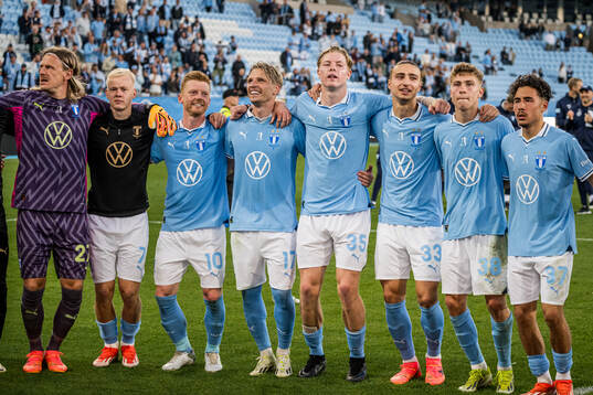 Malmö FFs målvakt Johan Dahlin, Otto Rosengren, Anders Christiansen, Jens Stryger Larsen, Nils Zätterström, Elison Makolli, Hugo Bolin och Adrian Skogmar jublar