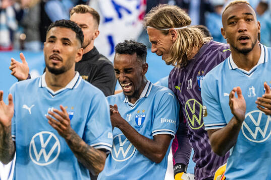 Malmö FFs Taha Ali och målvakt Johan Dahlin jublar