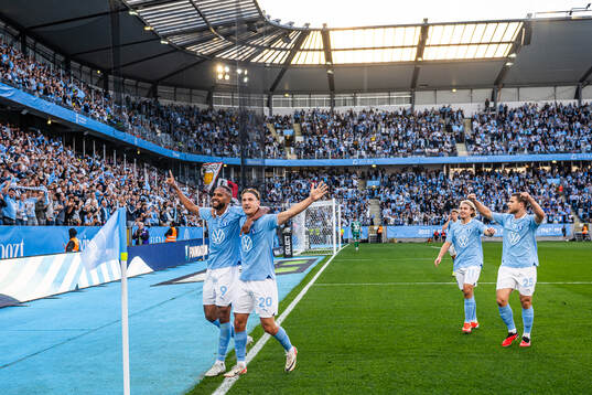 Malmö FFs Isaac Kiese Thelin, Erik Botheim, Sebastian Nanasi och Gabriel Busanello jublar efter 3-0