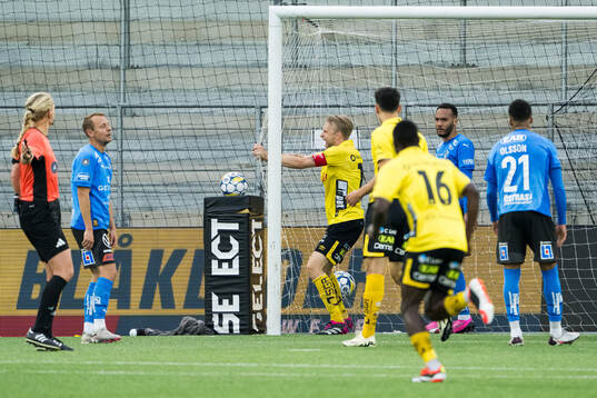 Elfsborgs Johan Larsson jublar efter 2-0
