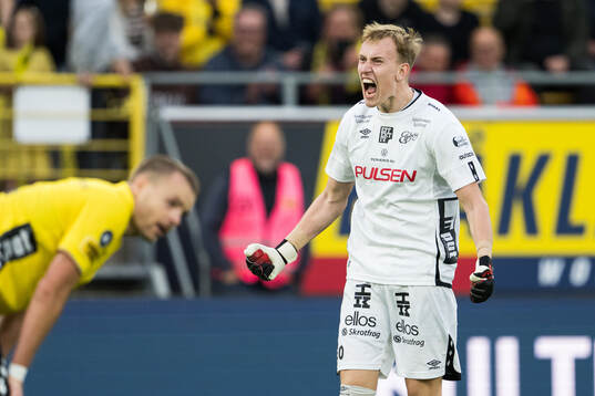 Elfsborgs målvakt Marcus Bundgaard Sörensen jublar