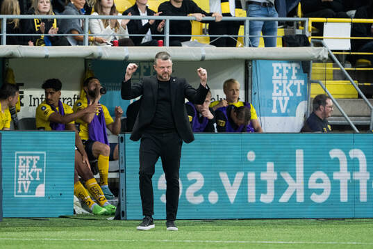 Elfsborgs manager Jimmy Thelin jublar