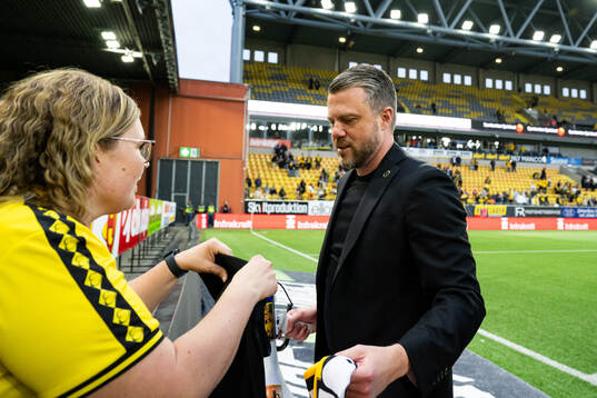 Elfsborgs manager Jimmy Thelin hyllas