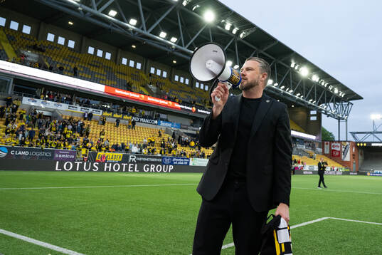 Elfsborgs manager Jimmy Thelin hyllas