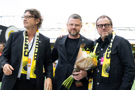 Elfsborgs manager Jimmy Thelin hyllas och avtackas av klubbchef Stefan Andreasson och ordförande Sune Lundqvist