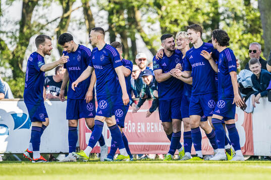 Djurgårdens Lucas Bergvall jublar med lagkamrater efter 0-1