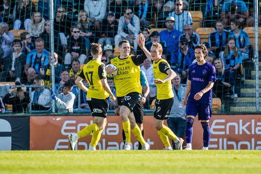 Mjällbys Elliot Stroud, Jacob Bergström och Alexander Johansson jublar efter 1-2