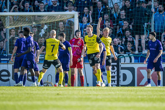 Mjällbys Viktor Gustafson, Alexander Johansson och Herman Johansson jublar efter 1-2