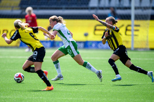 Hammarbys Julie Blakstad jagas av Häckens Josefine Rybrink