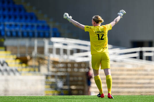Eskilstuna Uniteds Hedvig Lindahl jublar efter 1-0 av Tiama Youhana (ej i bild)