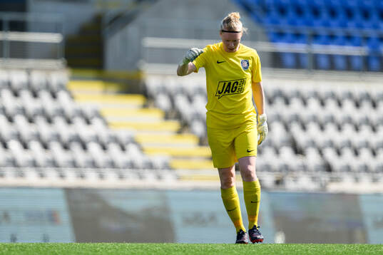 Eskilstuna Uniteds Hedvig Lindahl jublar efter 1-0 av Tiama Youhana (ej i bild)