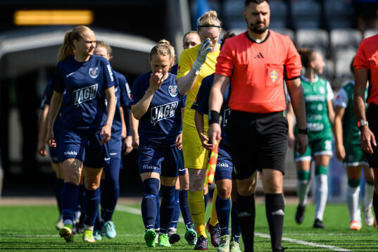 Eskilstuna Uniteds Hedvig Lindahl med tårar i ögonen