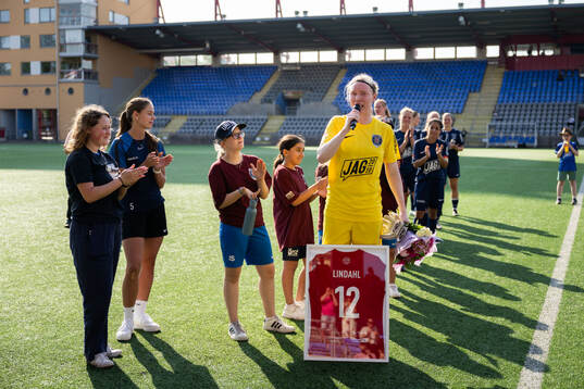 Eskilstuna Uniteds Hedvig Lindahl tackas