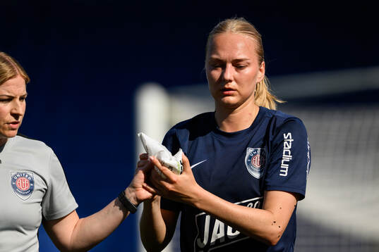 Eskilstuna Uniteds Alexandra Benediktsson har ont