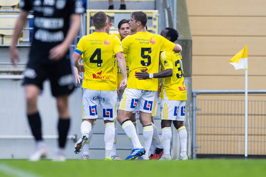 Falkenbergs Leonardo Farah Shahin jublar med laget efter 1-0