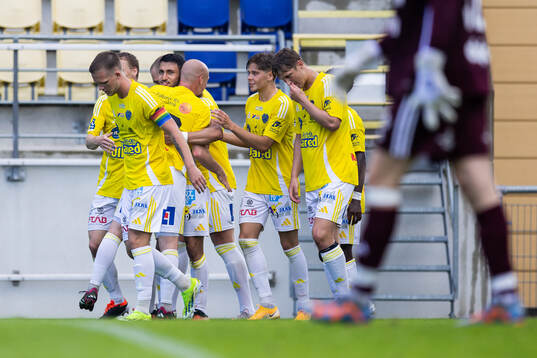 Falkenbergs Leonardo Farah Shahin jublar med laget efter 1-0