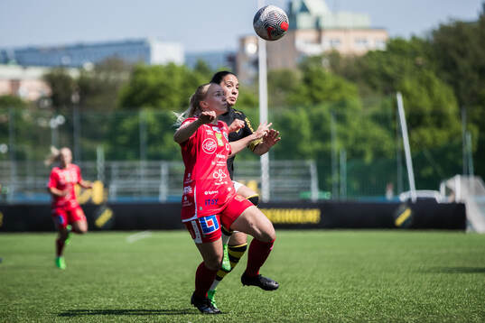 KIF Örebros Sara Ikonen och AIKs Michelle Rojas Flores