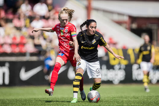 KIF Örebros Minea Lassas och AIKs Michelle Rojas Flores