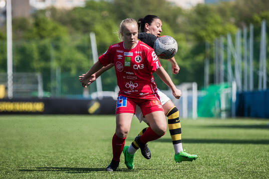 KIF Örebros Sara Ikonen och AIKs Michelle Rojas Flores