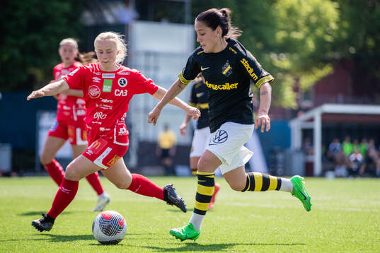 KIF Örebros Sara Ikonen och AIKs Michelle Rojas Flores