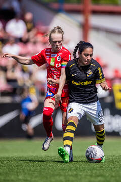 KIF Örebros Minea Lassas och AIKs Michelle Rojas Flores