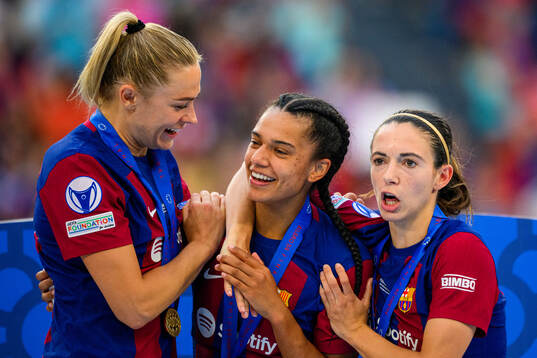 Fridolina Rolfö of Barcelona celebrates with Esmee Brugts and Aitana Bonmati