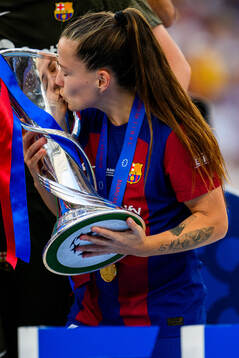 Claudia Pina of Barcelona kisses the trophy