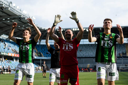 GAIS Axel Henriksson, målvakt Mergim Krasniqi och Anes Cardaklija  jublar