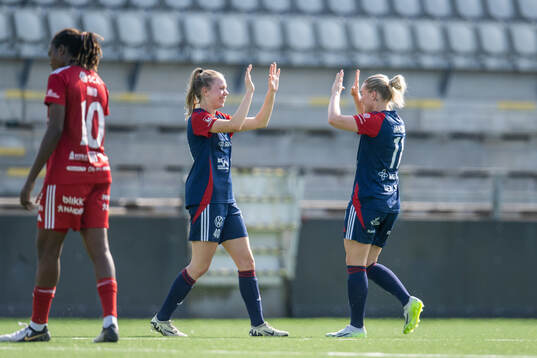FC Rosengårds Bea Sprung och Emma Jansson jublar