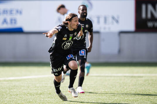 Örebros Adam Bark jublar efter 2-1